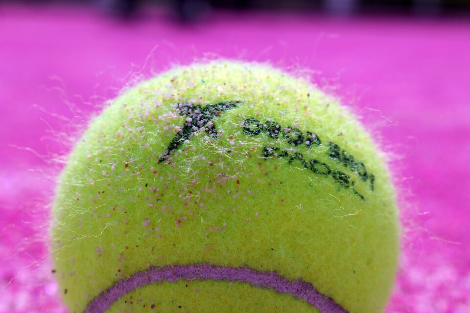 I padeltennis använder man speciella bollar som är ungefär som vanliga tennisbollar.