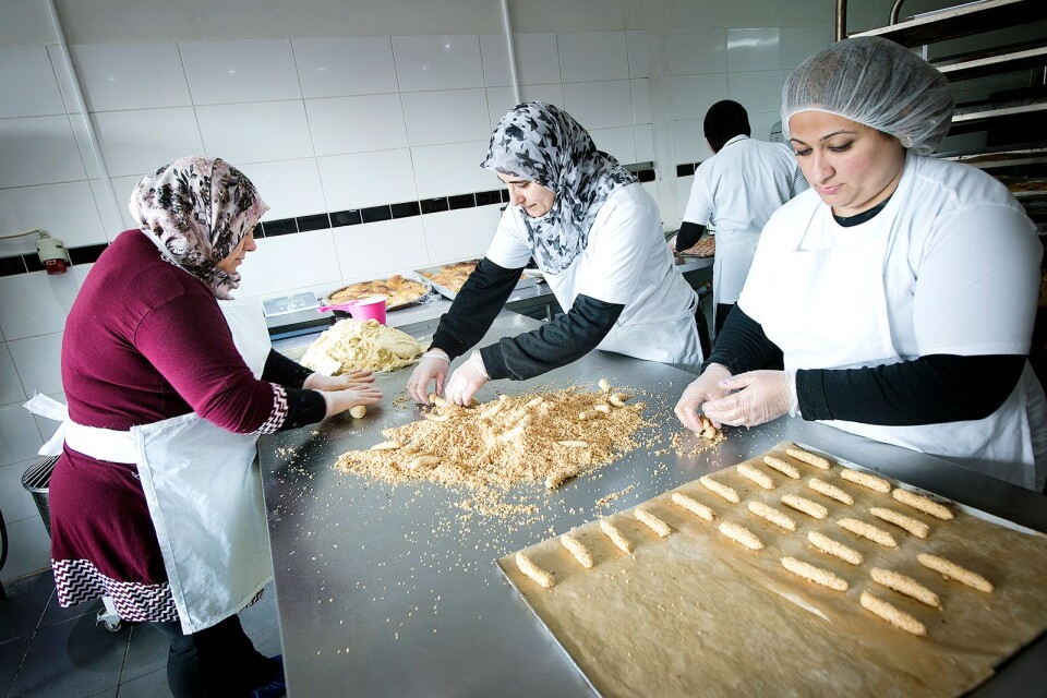 De anställda bara cirka 100 kg sötsaker om dagen. Från vänster Zaynab Hatem, Obida Matar och Samar Alsaudi.
