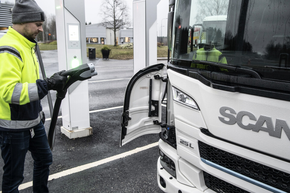 Volvo, Daimler och Traton, som äger Scania, satsar på att bygga upp ett nätverk av laddställen för tunga fordon i Europa. Nätverket ska ägas av ett gemensamt bolag. Arkivbild.