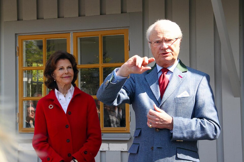 Drottning Silvia och kung Carl XVI Gustaf i samband med invigning av utställning på Solliden. Den 30 april fyller kungen 75 år.