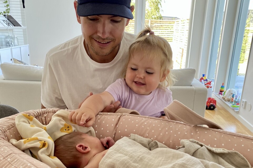 Ludvig Petersson med dottern Ellie och nyfödde sonen Lowe Anders Erik Ekholm.
