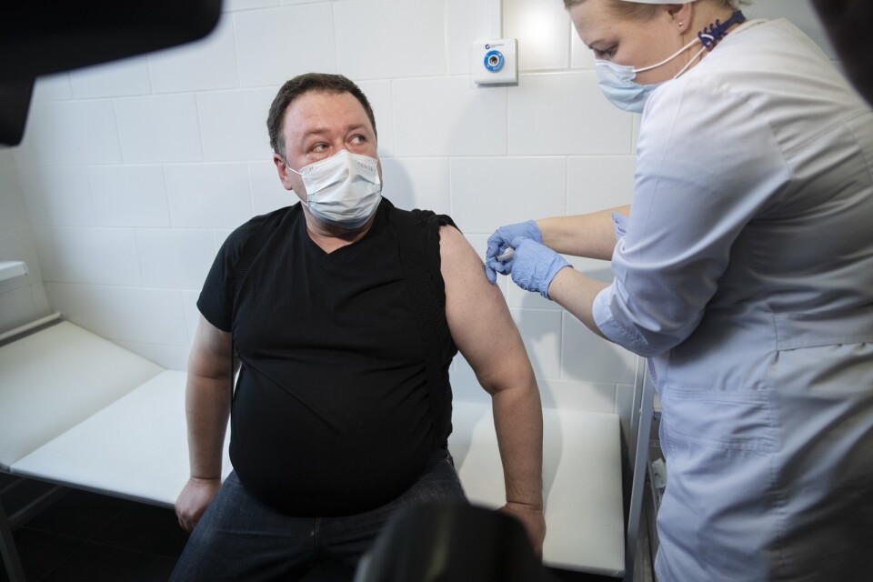En man får en dos vaccin i Moskva. Bilden är från den 27 april.