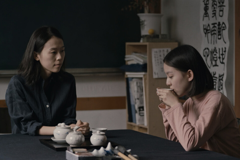 Eunhees liv förändras när hon får en ny lärare, spelad av Kim Sae-Byeok. Pressbild. Folkets bio