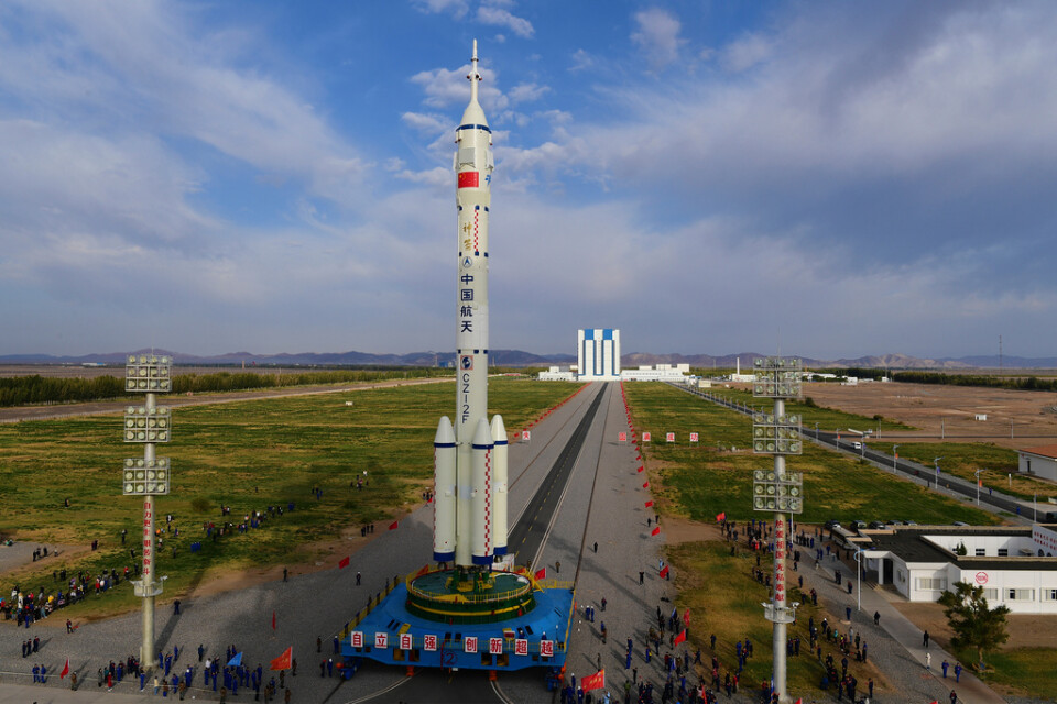 Kapseln Shenzhou-13 sitter högst upp på Chang Zheng-raketen inför avfärd.