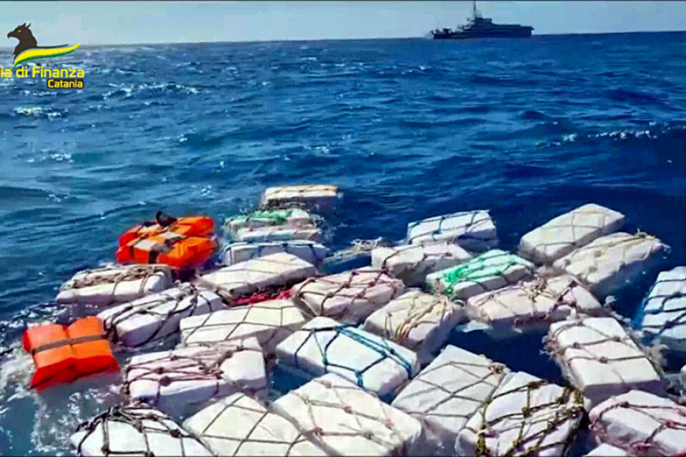 Två ton kokain som flöt i vattnen utanför Sicilien har beslagtagits av den italienska specialpolisen Guardia di Finanza.