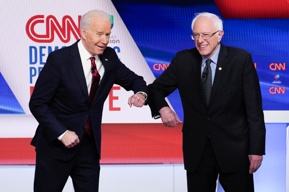 Förre vicepresidenten Joe Biden och Vermontsenatorn Bernie Sanders gjorde en virusanpassad hälsning inför debatten i Washington DC.