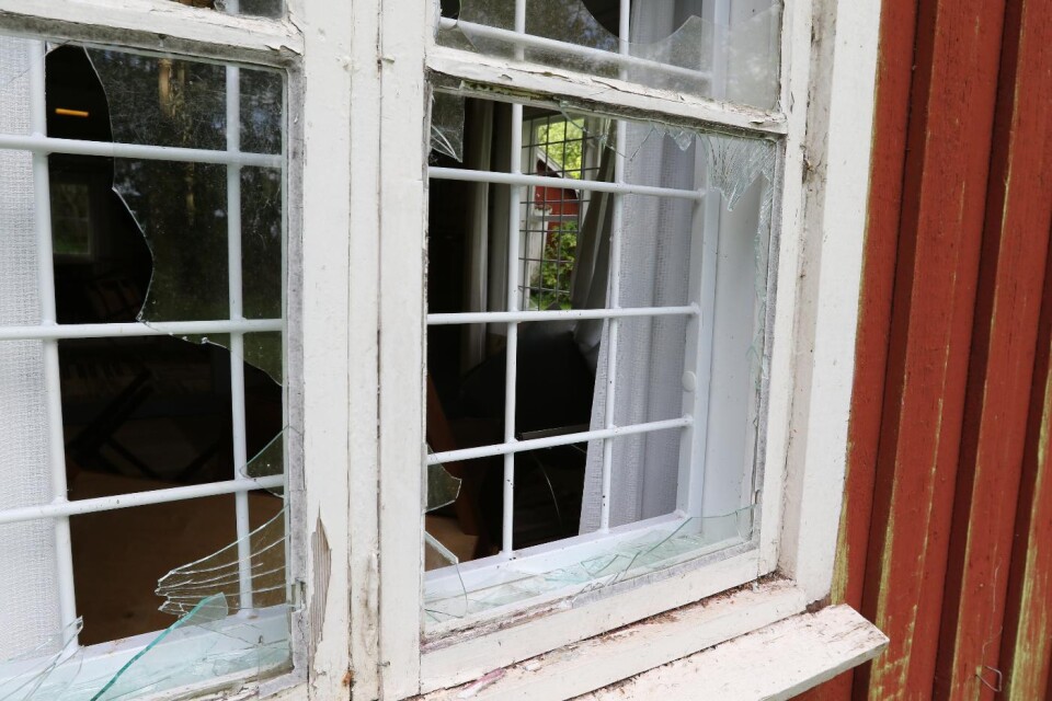 I flera av fönstren satt det antikt fönsterglas. ”Frågan är om vi vågar sätta in glas igen, säger Tomas Gustafsson.” Foto: Carina Carlzon