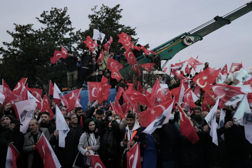 Anhängare till Ekrem Imamoglu utanför Istanbuls stadshus i onsdags.