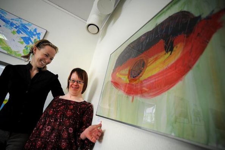 Konstpedagogen Cilla Midhall med eleven Karin Göransson som precis sålt en tavla.