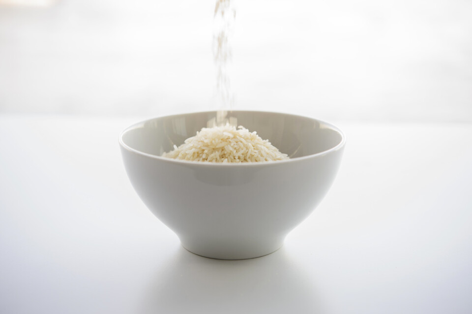 Okokt ris hälls upp i en skål. Arkivbild.