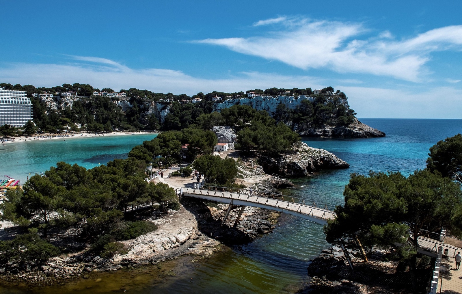 Cala Galdana på södra delen av Menorca är en populär semesterort och en bra utgångspunkt för vandringar, fågelskådning och kajakpaddling.
Foto: Jörgen Ulvsgärd