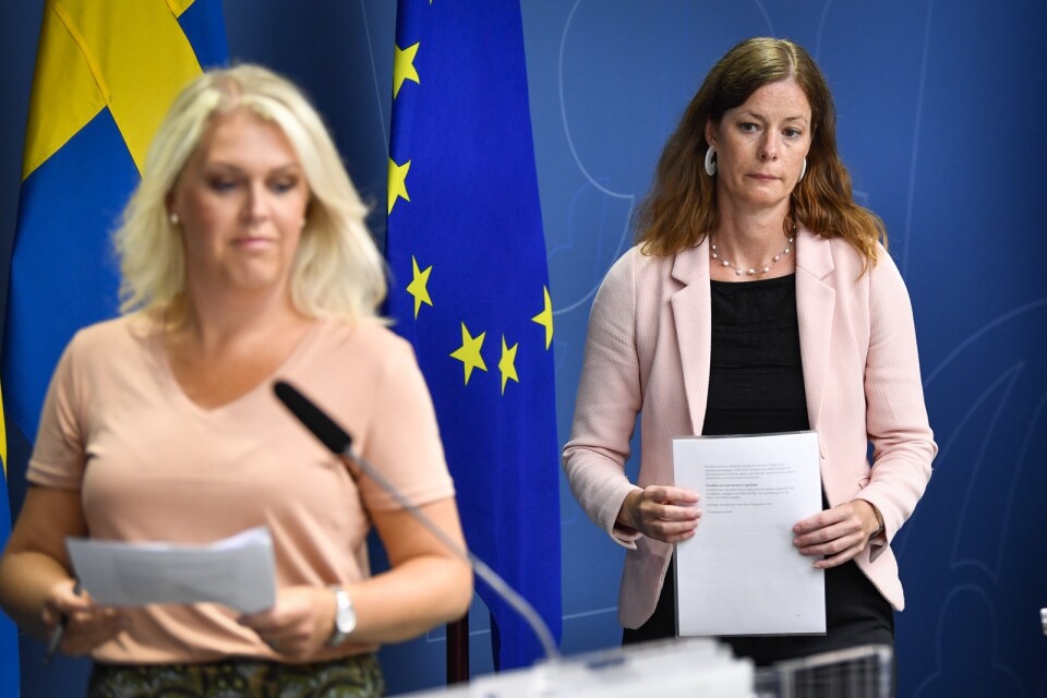 Socialminister Lena Hallengren och särskilda utredaren Karin Lewin. Bilden från i fjol somras, då Lewin presenterades som utredare.
