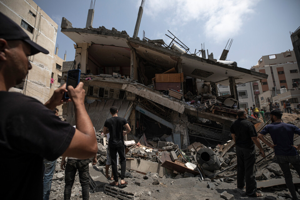 Palestinier inspekterar ett bostadshus i Gaza som skadats i en israelisk flygattack.