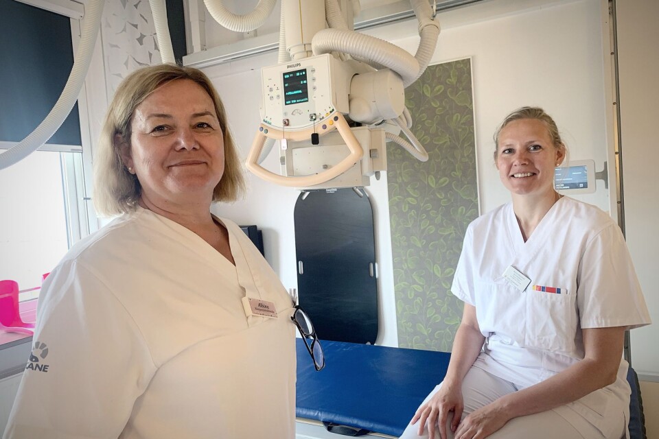 Jennie Johansson och Albina Hajder, på röntgenavdelningen i Hässleholm, gläds åt att få den senaste teknologin installerad. Att man dessutom gör en historisk rekrytering av specialister kommer patienterna till gagn.