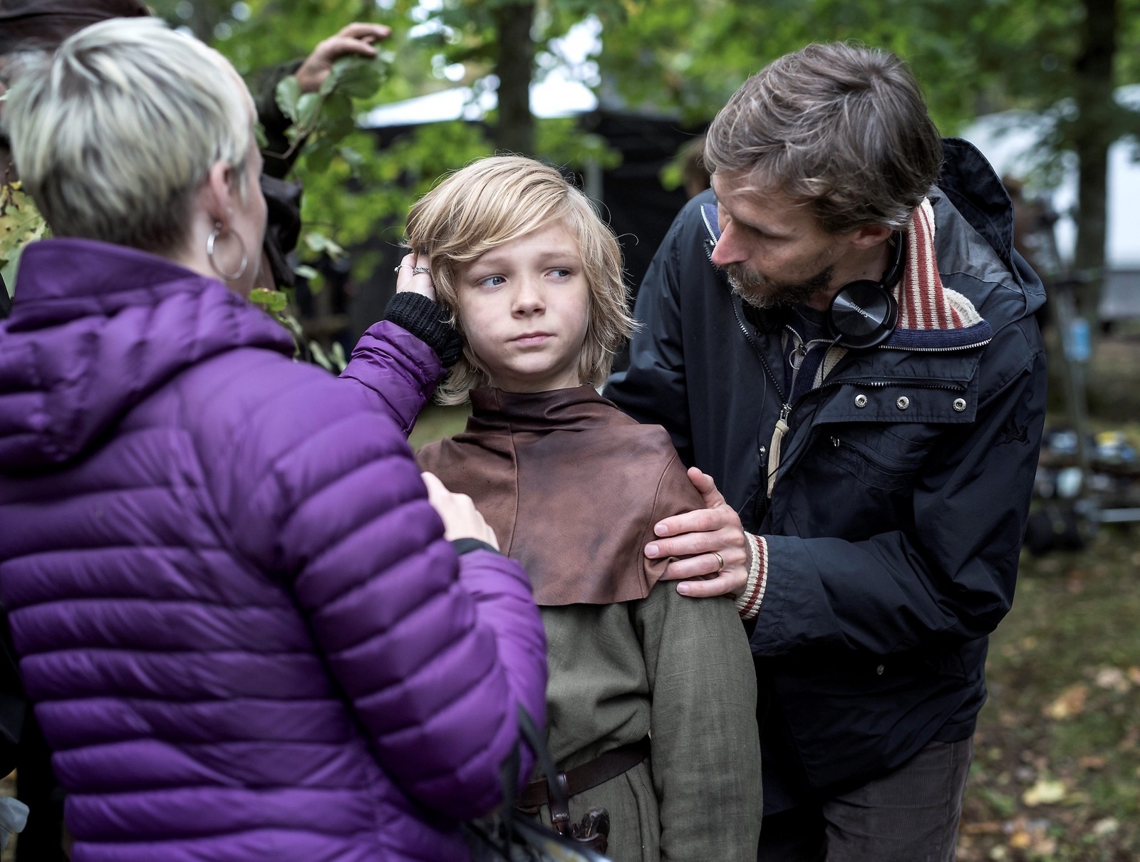Regissören  Gustaf Åkerblom med Vilgot Hedtjärn som spelar Halvdan Viking. Foto: Thomas Johansson / TT