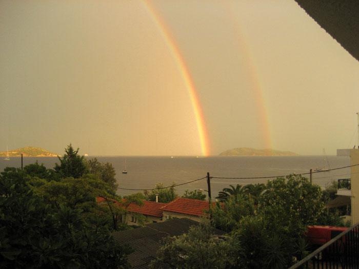 Anne-Sofie Pettersson var på semester med sin sambo i Grekland. Där fotograferade hon dessa två vackra regnbågar som visade sig över havet efter ett kraftigt regnväder.