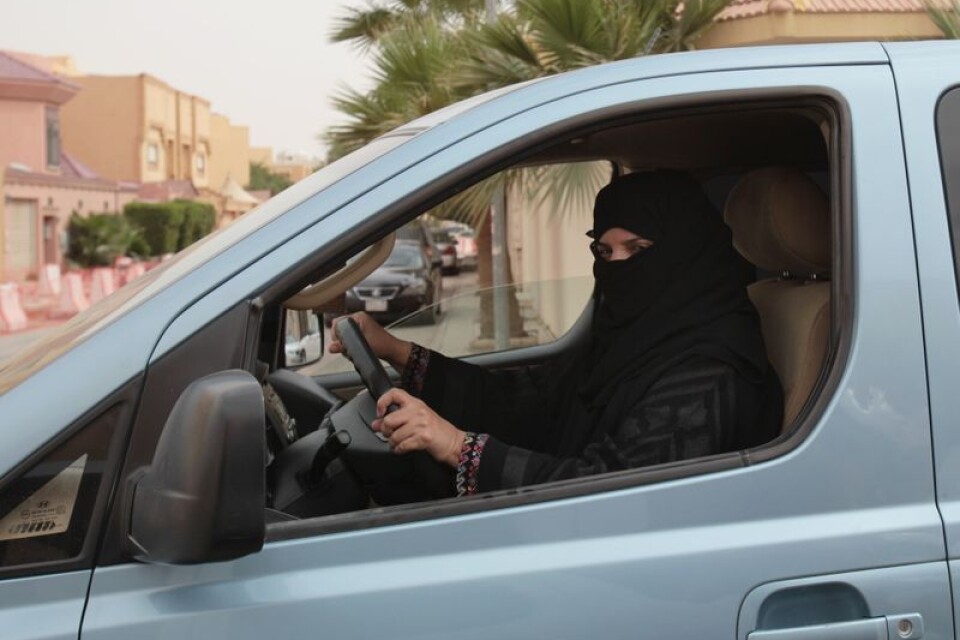 Aziza Yousef bakom ratten i staden Riyad, ett led i en demonstration 2014 för rätten att köra bil. Arkivbild.