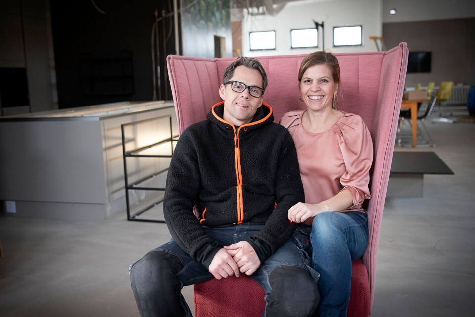 Mikael Johansson och Frida Åkesdotter-Johansson driver Fridas design och FM bygg tillsammans. Fridas design är ett inredningsföretag som jobbar med kompletta lösningar för hem och offentliga miljöer.