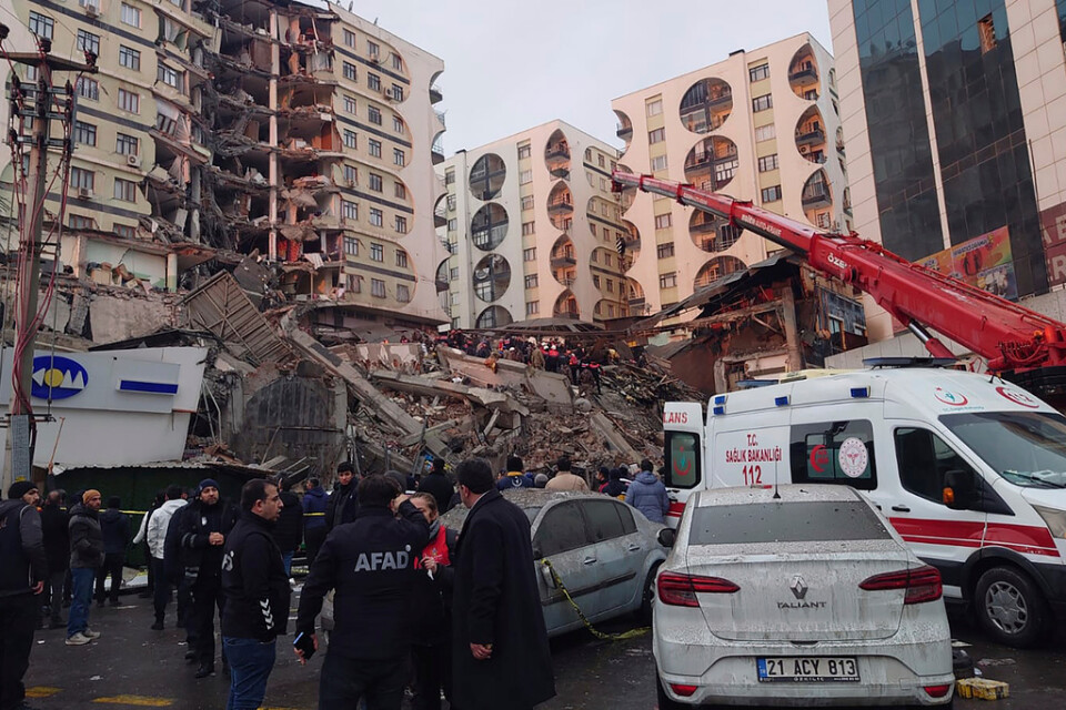Räddningsarbete i ett drabbat bostadskvarter i Diyarbakir.