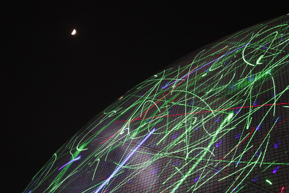 Laserpekare lyser upp Hongkongs rymdmuseums fasad.