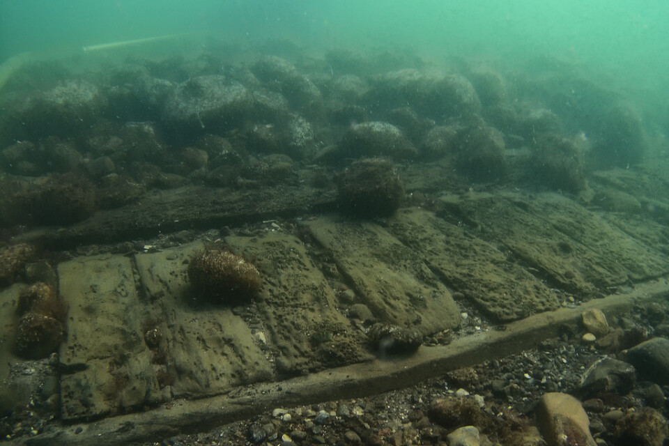 Marinarkeologer har hittat vraket 150 meter från land, på 3,5 meters djup.