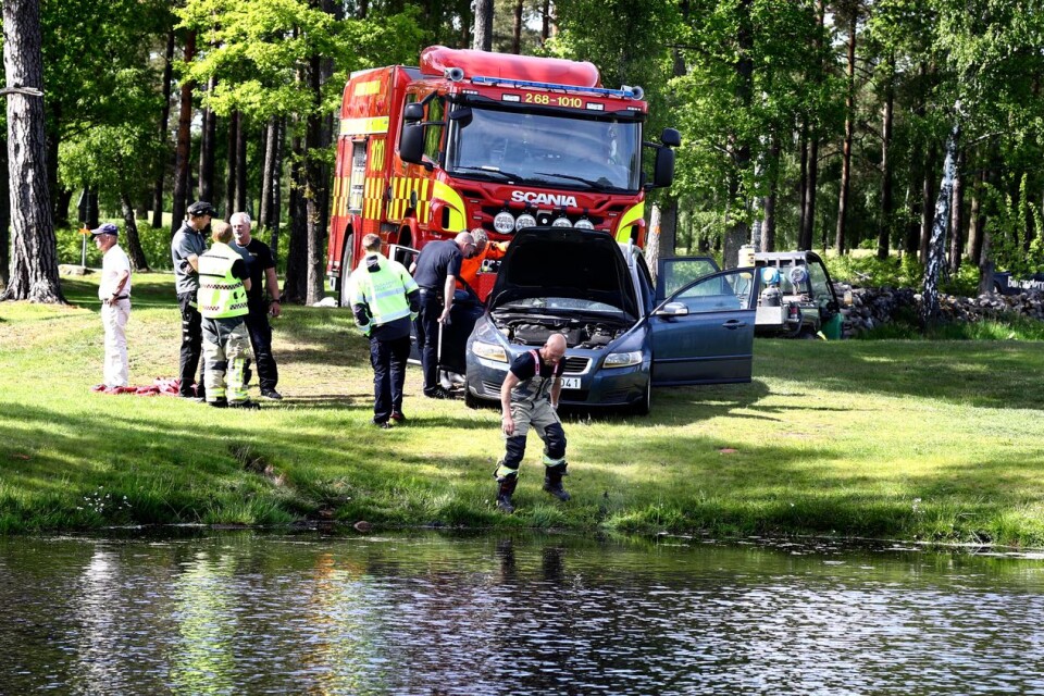 Personbilen körde av oklar anledning ner i ett vattenhinder på golfbanan.