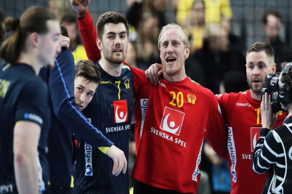 Jack Thurin (nr 7 i mitten) firar segern mot Polen tillsammans med bland andra målvakterna Mikael Appelgren och Andreas Palicka.