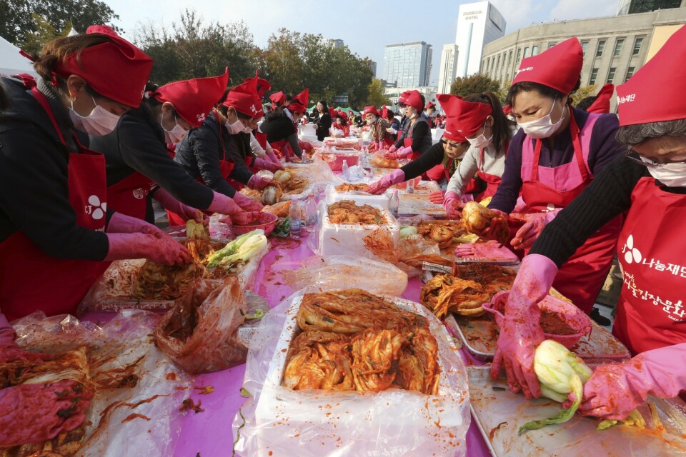 Deltagare i 2017 års kimchifestival i sydkoreanska Seoul förbereder den koreanska surkålen. Arkivbild.