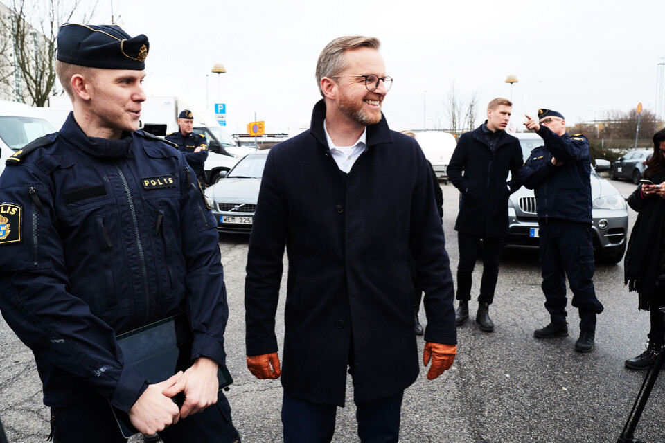 Inrikesminister Mikael Dambergs besöker närpolisen i Rosengård i samband med att polisprogrammet på Malmö universitet startade i fjol. Arkivbild.