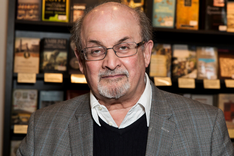 Författaren Salman Rushdie attackerades under en föreläsning och vårdas för allvarliga skador. Den svenska litteraturvärlden kommenterar dådet som kommit efter att Rushdie sedan 1980-talet levt under dödshot, en så kallad fatwa, med tre miljoner dollar i belöning. Arkivbild.