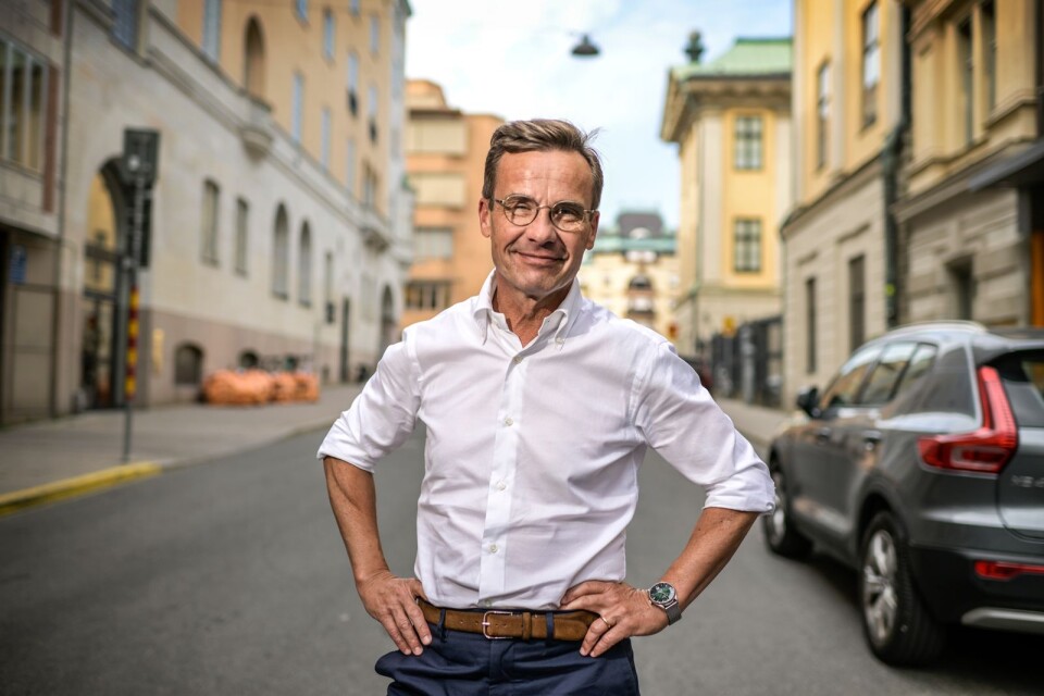 Ulf Kristersson intervjuas på partikansliet i Stockholm.