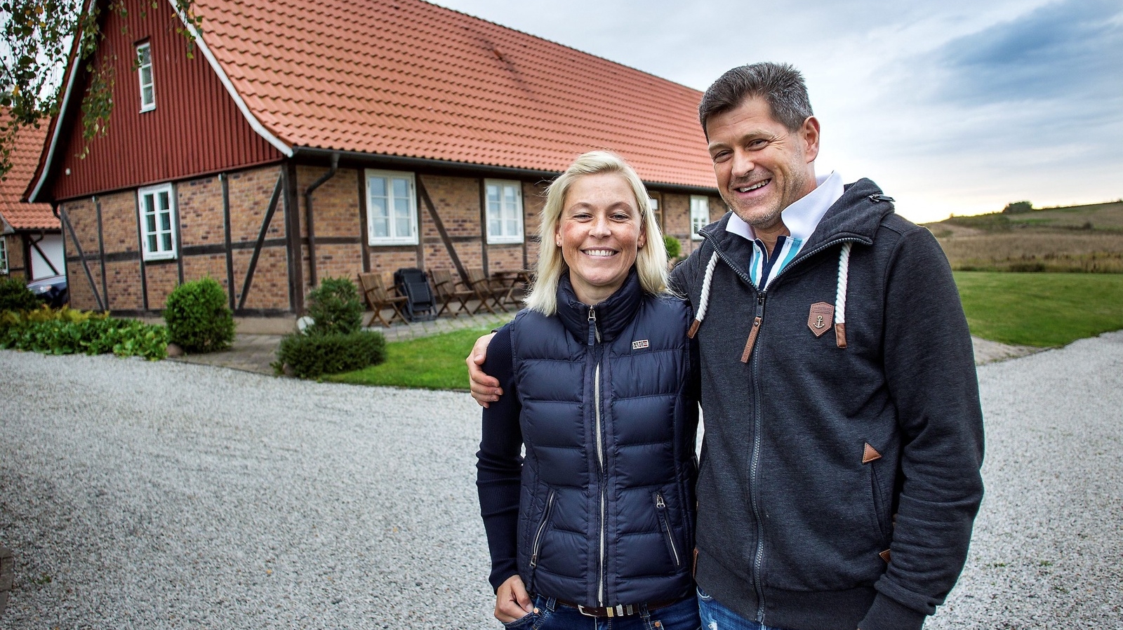 Melany och Anders Dieterle kombinerar byggnadsvård och turism i sin korsvirkesgård i Bara.