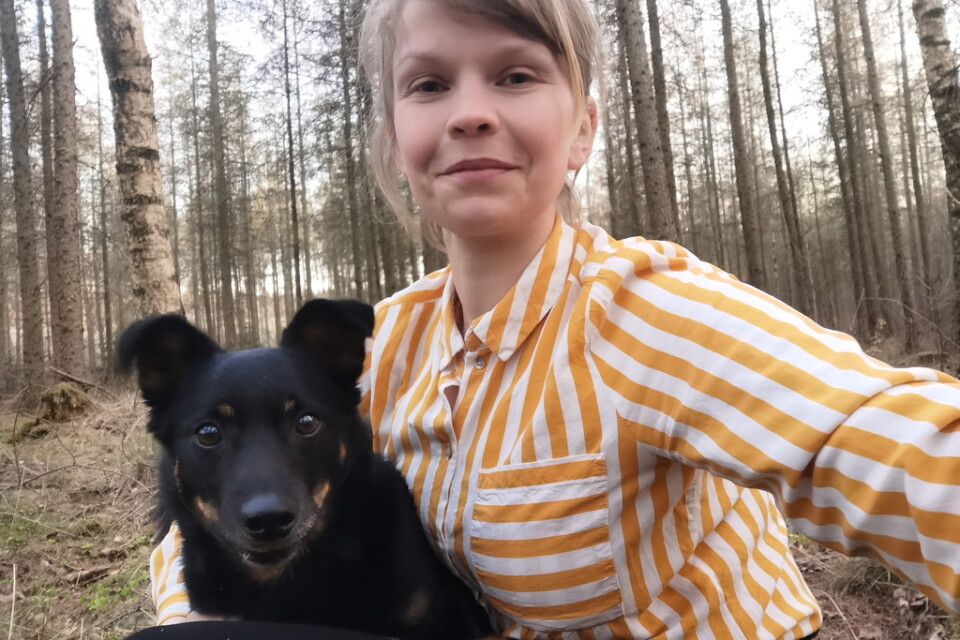 Forskaren Sofia Blomqvist ska träna sin hund Ylle att bli Sveriges första "hummelhund". Pressbild.