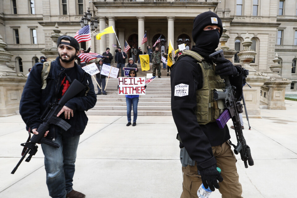 Beväpnade milismedlemmar protesterar mot Michigans guvernör Gretchen Whitmer.