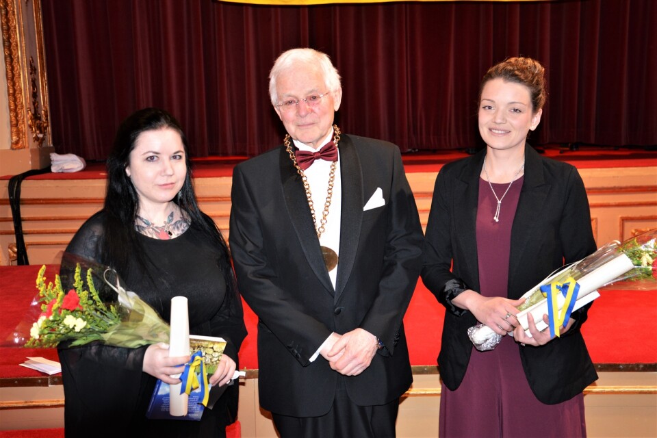 Stipendiaterna Maria Svartberg och Linn Helgesson tillsammans med Alf Eckerhall, ålderman i Smålands Gille i Stockholm.