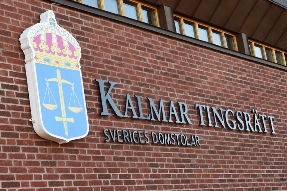 Två unga kvinnor åtalas nu för mened vid Kalmar tingsrätt.
