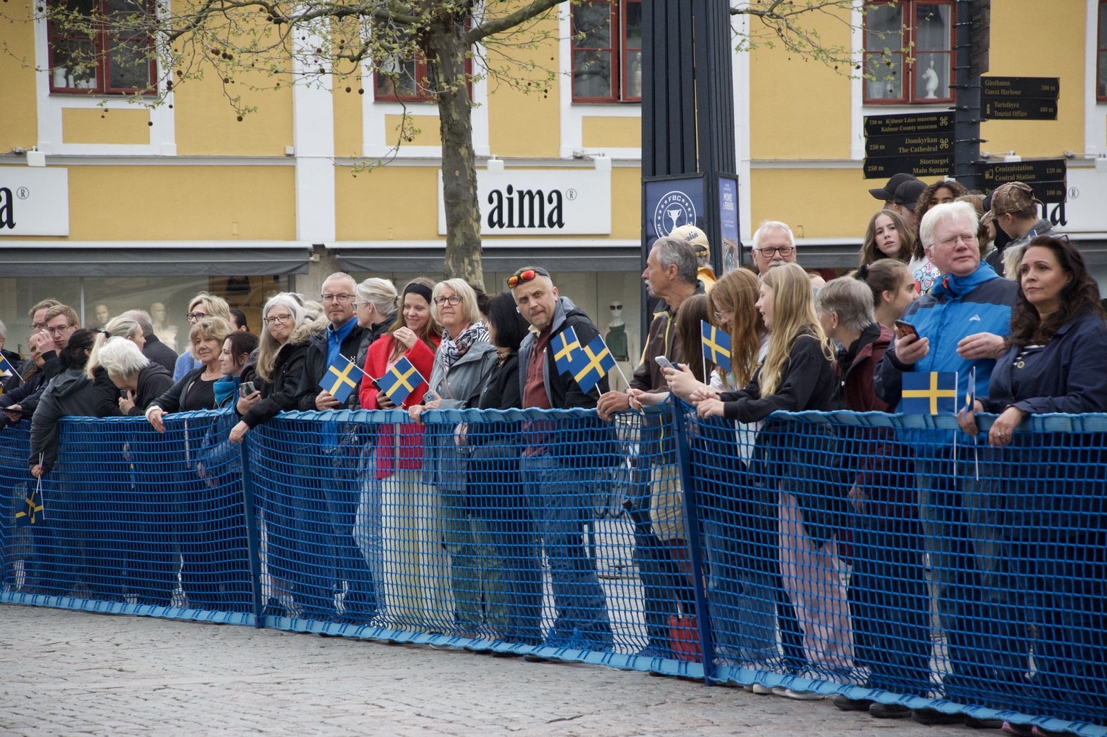 Efter trädplanteringen i Stadsparken väntade Kalmarbor på kungen på Larmtorget. Där skulle kungaparet vid 11-tiden ha gående kortege till Stortorget.
