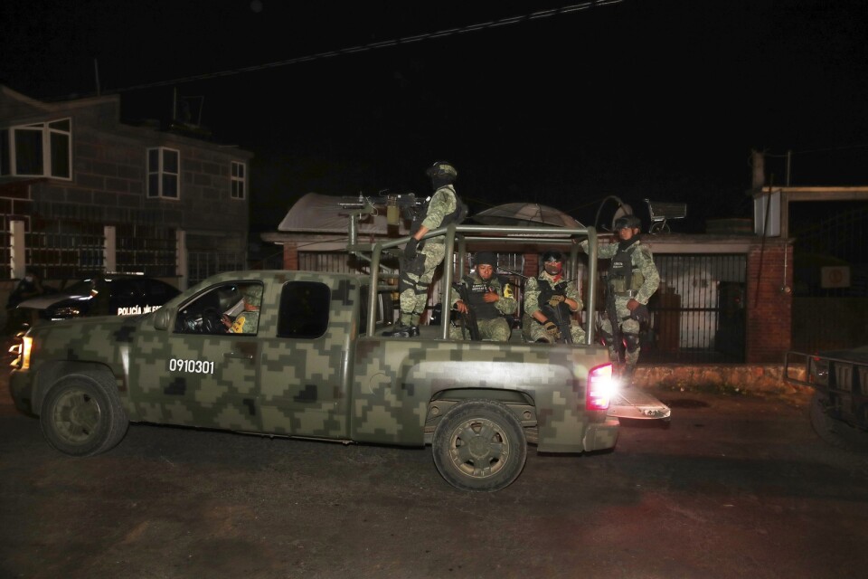 Våldet har blivit vardag i Mexiko. På bilden, tagen tidigare i våras, anländer soldater till en Coatepec Harinas där ett dussintal poliser dödats av misstänkta medlemmar av en knarkkartell.