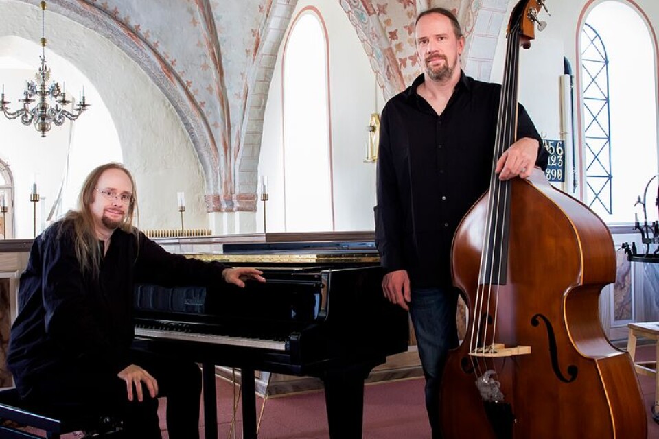Bröderna Jens (vid flygeln) och Andes Johansson (med kontrabas) i Anderslövs kyrka, där nya jullåtarna spelades in.