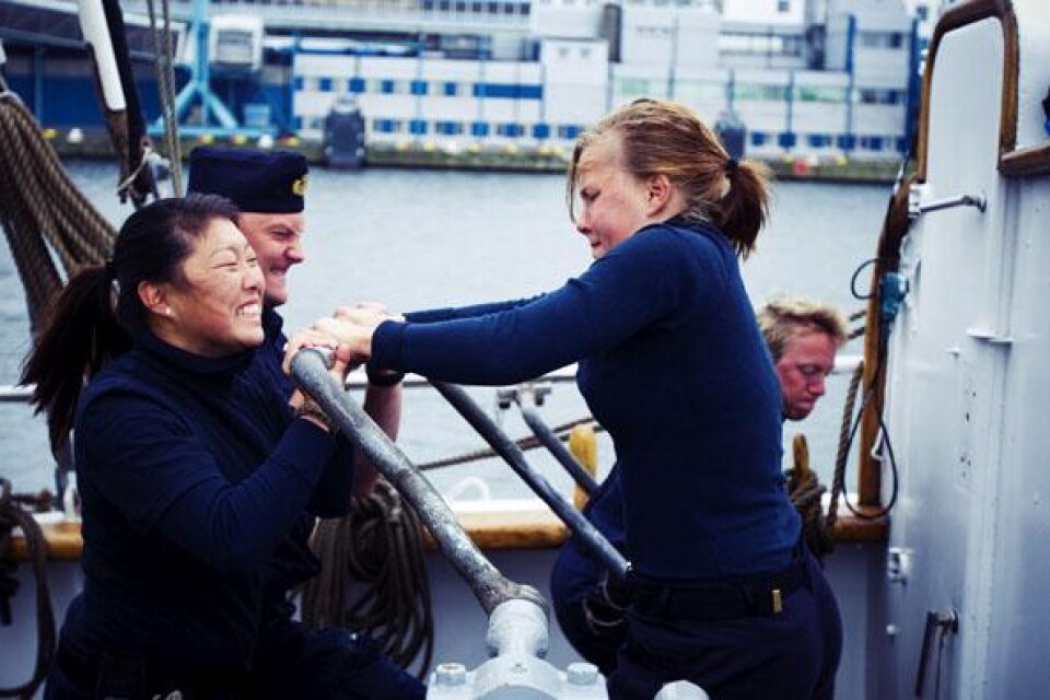 Nina Bjurholm och Caroline Bäckström fick slita hårt för att med hjälp av ankarspelet flytta skolfartyget Falken i Trelleborgs hamn. Fartyget är öppet för allmänheten från och med klockan 10 idag och vid klockan 11 bjuder besättningen på sång.
