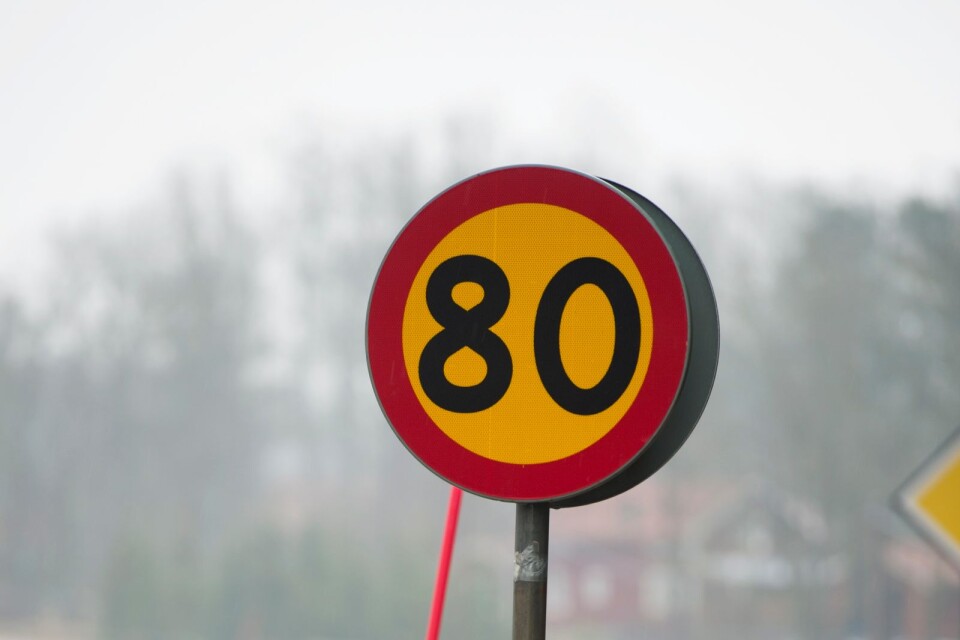 ENKÖPING 20130423Ett vägmärke visar att hastigheten är begränsad till 80 km i timmen Foto: Fredrik Sandberg / SCANPIX / Kod 10180