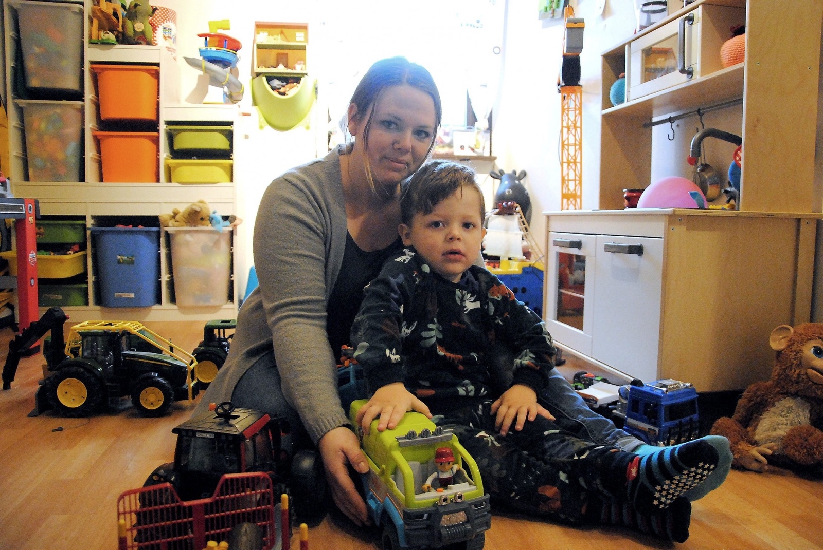 Mikaela Sjöstedt med treårige sonen Hugo.Foto: Caroline Stenbäck