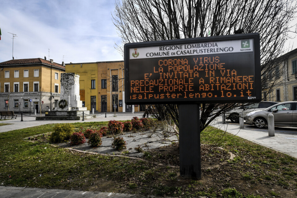 I flera byar och städer i Italien hålls nu skolor, affärer och restauranger stängda och människor uppmanas hålla sig hemma. På skylten står det: "Corona virus, som en försiktighetsåtgärd uppmanas folk att stanna hemma".