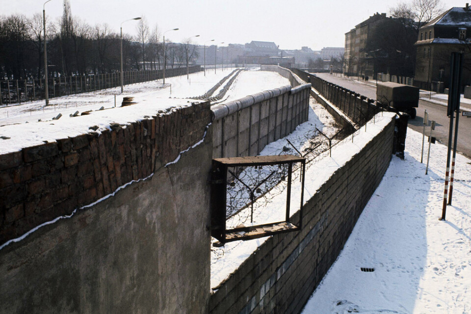 En del av Berlinmuren medan den stod på plats. Arkivbild.