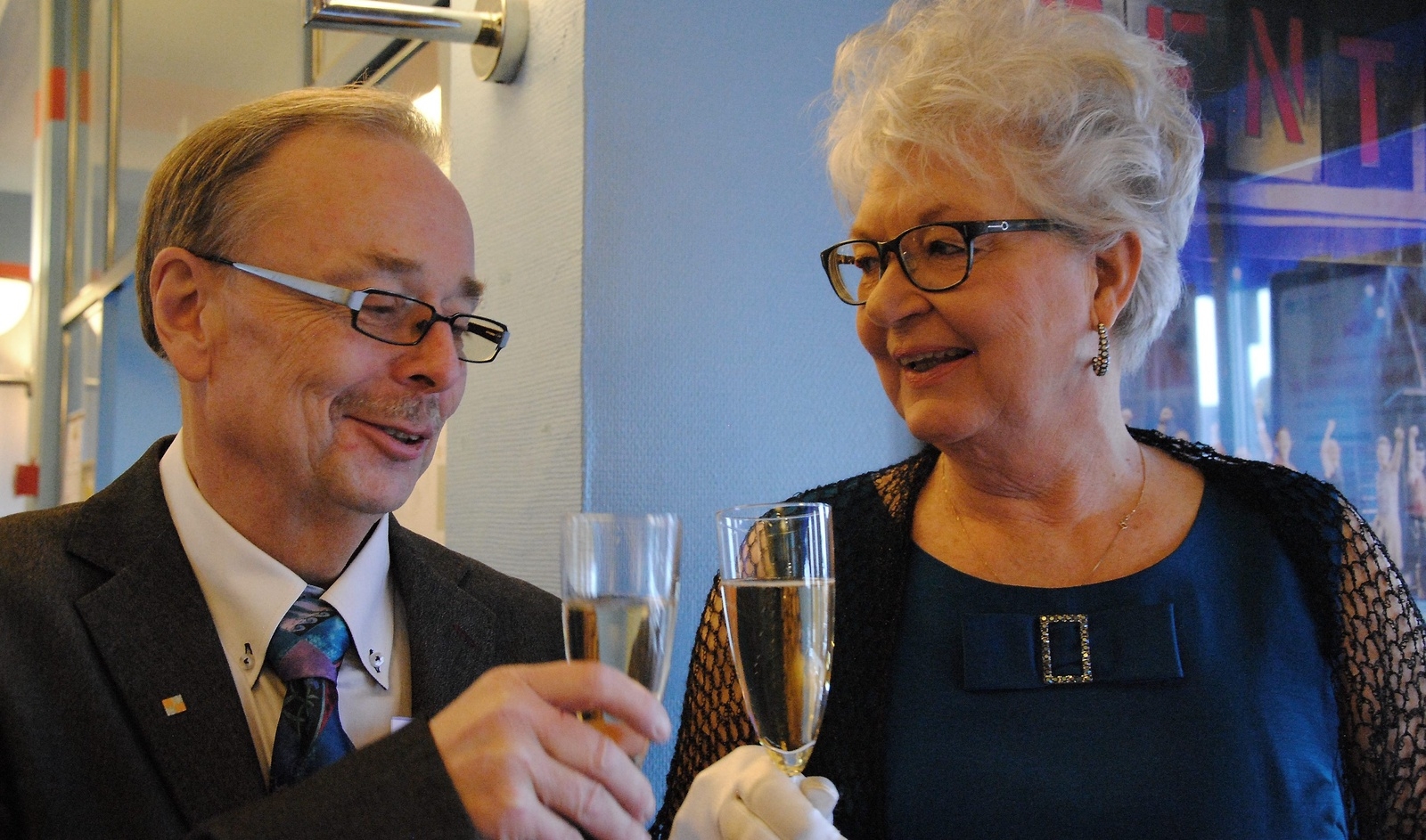 ”Bio-Lars” Lars Pettersson skålar med Margareta Hall.  De är nöjda med helgens arrangemang.                              FOTO: SUSANNE GÄRE