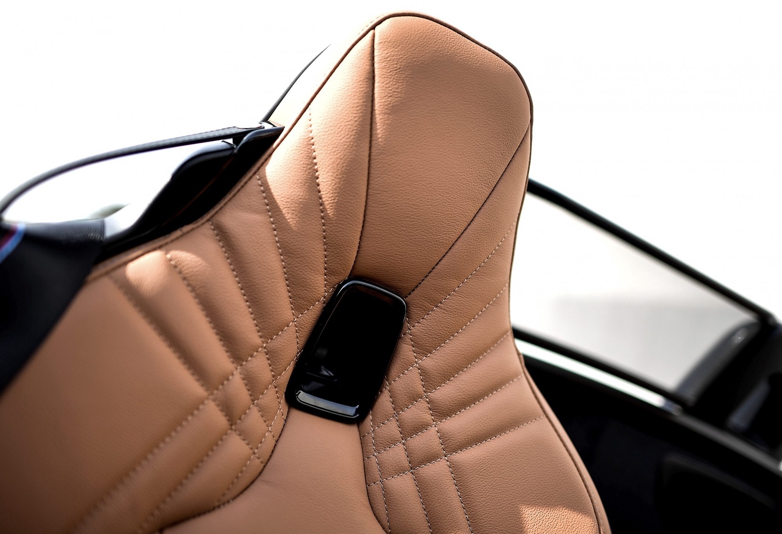 Stolarna har en för BMW märkvärdigt enkel konstruktion där varken sidostöd eller komfort är på den nivå som märkets övriga tillvalsstolar erbjuder.