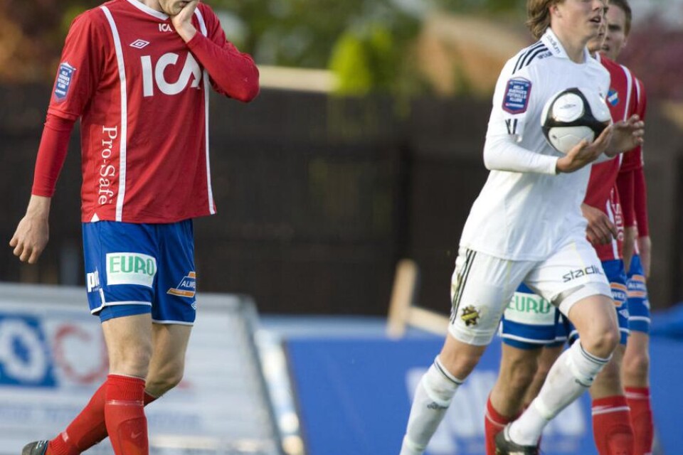Östers målskytt Anton Henningsson deppade efter AIK:s kvittering.