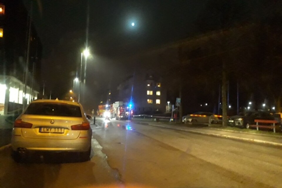 I natt upptäcktes en brand på vinden i ett flerfamiljshus i Oskarshamn.