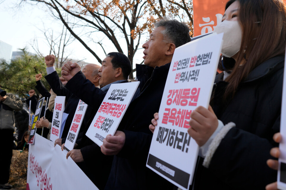 Aktivister gick omedelbart ut i protest mot regeringens förslagna kompensationslösning. Här stod flera med plakat utanför utrikesdepartementet i Seoul.