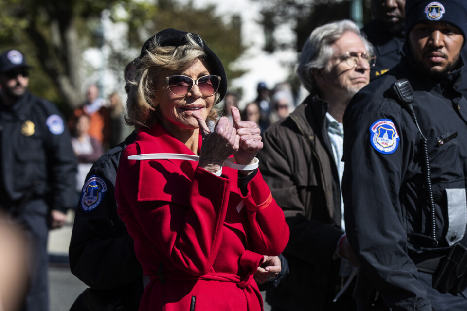 Jane Fonda förs iväg av polis efter ännu en olovlig klimatdemonstration.